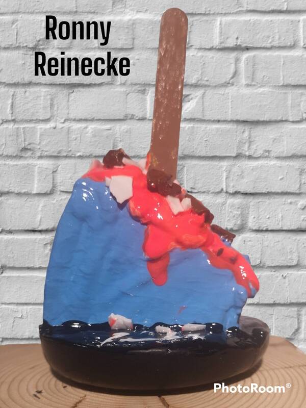 Blaue Kuchen Skulptur mit Orangefarbende Creme, Kekskrümel und Schokosplitter