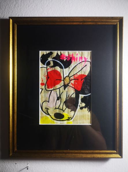 Porträt von Minnie Maus im goldenen Rahmen und schwarzen Passepartout zu kaufen