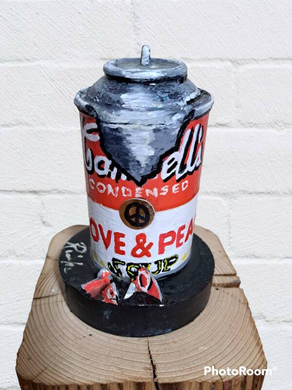 Pop-Art-Skulpturen, in Form einer Spraydose mit Acrylfarben bemalt