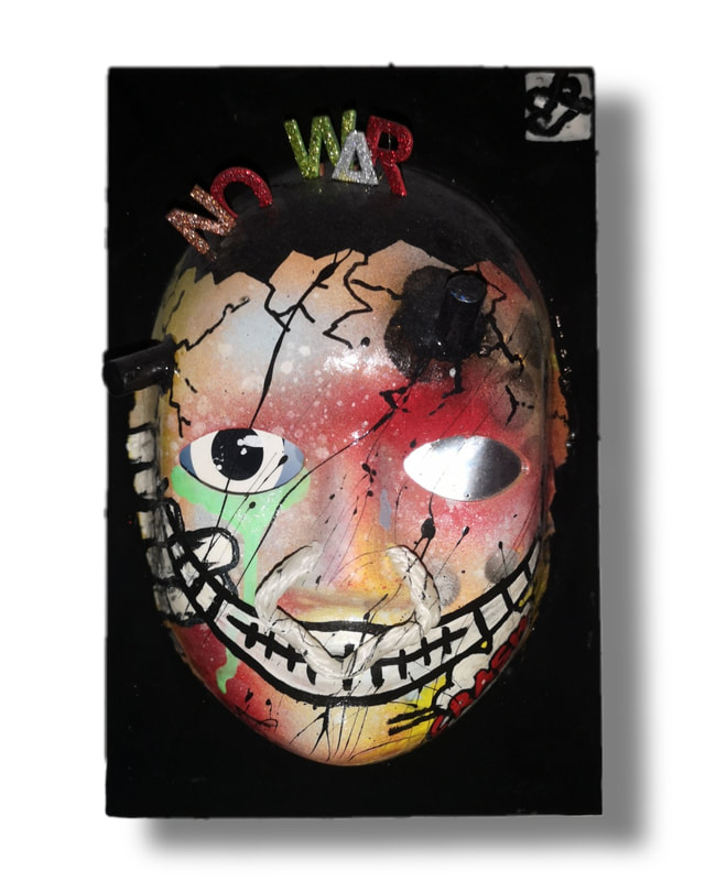 Skurrile Pop Art Kunst Maske am schwarzen Brett